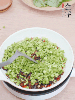 下菜梗翻炒，混合醬油肉。