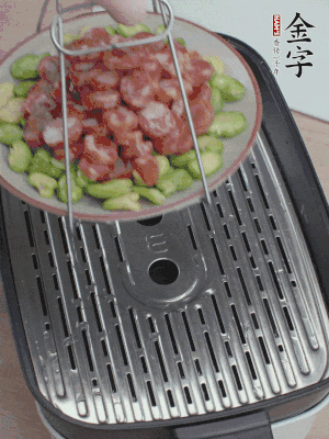 蠶豆鋪底，香腸鋪上，上鍋蒸15分鐘。