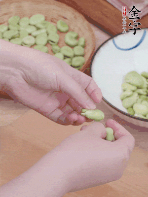 蠶豆剝殼，去掉豆衣，切碎。