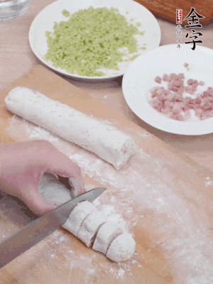 揉成圓柱狀，切成0.5C M厚片。