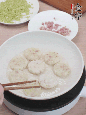 鍋中涼油，慢煎至兩面有脆殼。（油可以多一點(diǎn)）