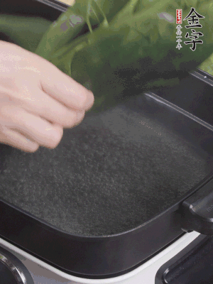 粽葉入沸水煮1分鐘，翻面再煮1分鐘，清洗干凈加水浸泡。