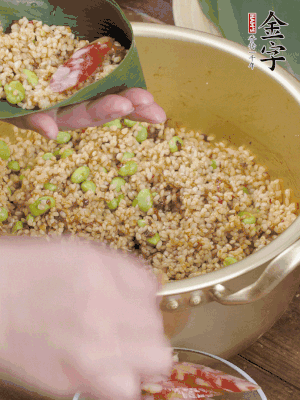 兩片粽葉1/2處葉尾相疊，中間卷成圓錐后裝入餡料。