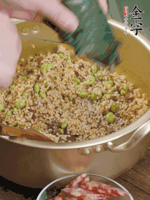 再附一張粽子，一齊向后折疊，線繩捆綁。