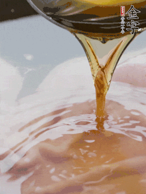 洗凈后冷水下鍋，加黃酒焯水。