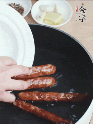 金字香腸水煮15分鐘，撈出切薄片。