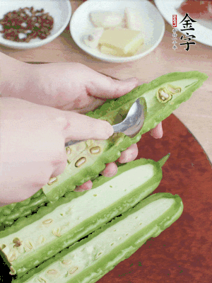 苦瓜去籽切薄片，一點(diǎn)鹽拌勻，10分鐘后沖洗控干。香蔥切蔥花、姜切末、蒜拍碎、干辣椒切圈。