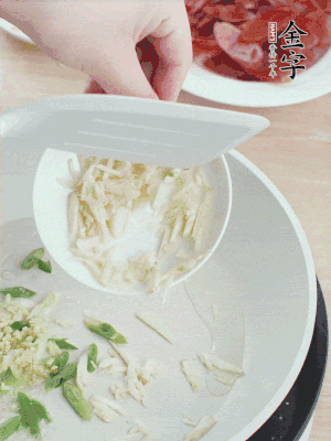 油4成熱，下蔥姜蒜、干辣椒、花椒煸出香味。