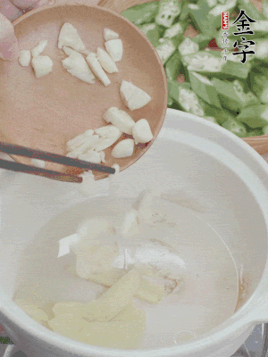 砂煲熱油，姜蒜、辣椒煸香。