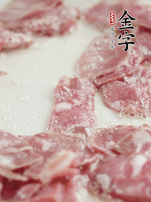 炒鍋熱油，下培根火腿煸炒。