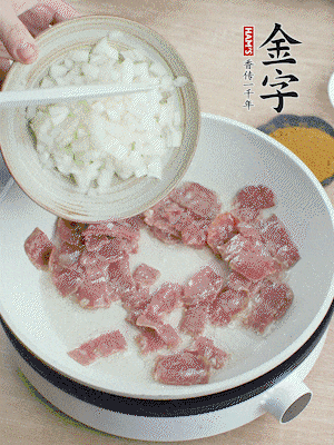 依次下洋蔥、紅菜椒、豌豆粒、玉米粒翻炒均勻。