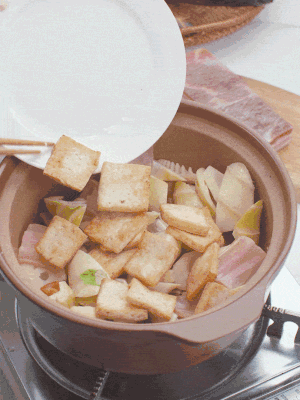 依次下春筍、豆腐，開水沒過食材。