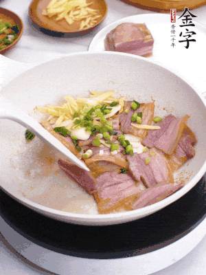 咸肉入鍋里煎至微金黃，下蔥姜蒜，撒幾顆花椒。