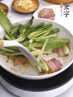 下小青菜翻炒，菜梆子變軟時(shí)，撒一點(diǎn)鹽、雞精調(diào)味。