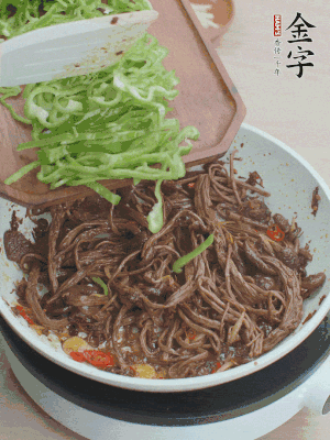 水分煸干，下青椒絲快炒1分鐘。