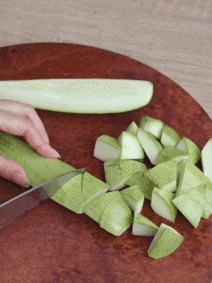 西葫蘆去籽縱向切成4份，斜切成厚片。