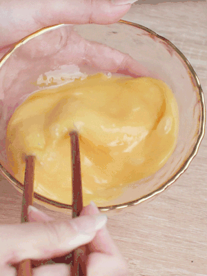 雞蛋調(diào)入少許黃酒打散。