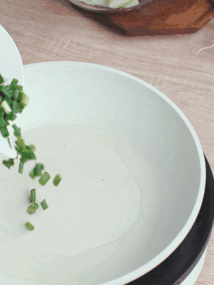 熱油下臘肉、蔥花煸炒，再下西葫蘆。