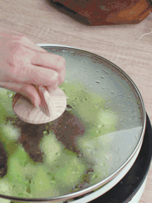 西葫蘆略出水時，加一小撮鹽調(diào)味。