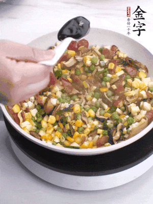 加2勺生抽、1勺蠔油、半勺老抽調(diào)味。