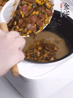 鋪在洗好的大米上，加清水，與食材持平。