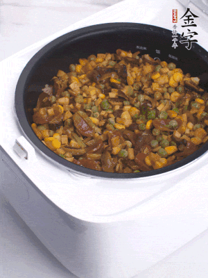 電飯煲按煮飯鍵，出鍋撒蔥花。