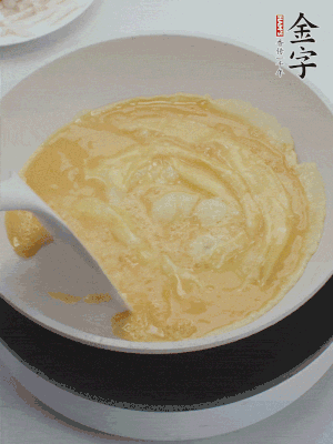 2個雞蛋炒散。