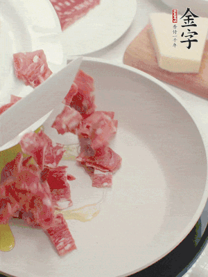 橄欖油煸香金字培根火腿。依次下豌豆、蝴蝶面、洋蔥。