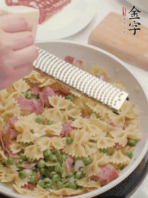 收汁后加入帕爾瑪芝士、歐芹碎和檸檬汁。