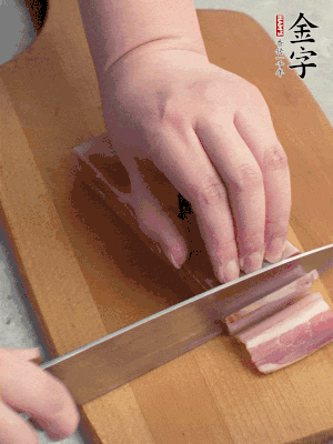 百合切去頭尾，分開(kāi)洗凈;咸肉切薄片。