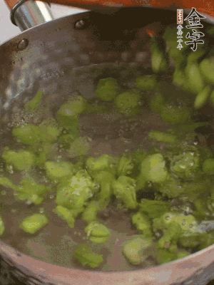 鍋中水沸，放一撮鹽，下蠶豆豆瓣焯3分鐘，下百合，3秒撈出，一起撈出瀝水。