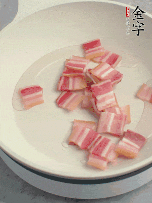 鍋中少許油，金字淡咸肉煸香。