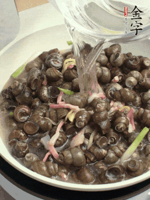倒處理干凈的螺螄翻炒，加3勺料酒。加清水蓋過(guò)螺螄，中火蓋蓋煮5分鐘。