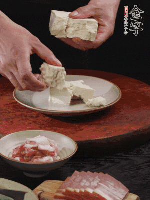 一塊老豆腐掰成大塊。