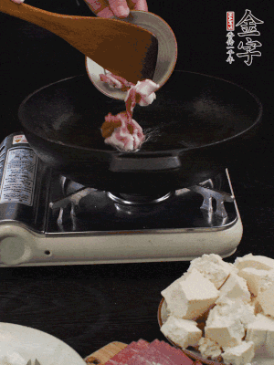 冷油潤鍋，下五花肉煸香。