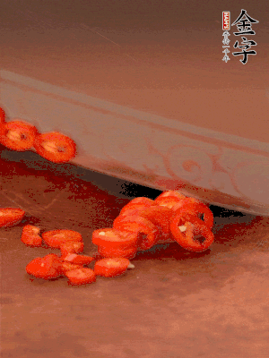 小米辣切圈，大蒜切片。