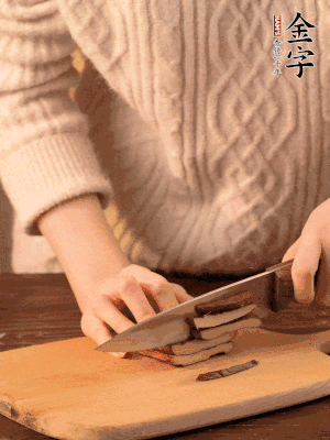 金字淡咸肉、香干分別切丁。