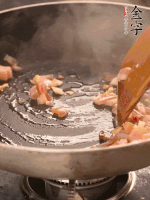 熱油爆香大蒜粒，煸香咸肉丁，淋一勺黃酒調(diào)味。