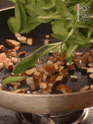 再放香干煸炒，最后放馬蘭頭翻炒至變軟。