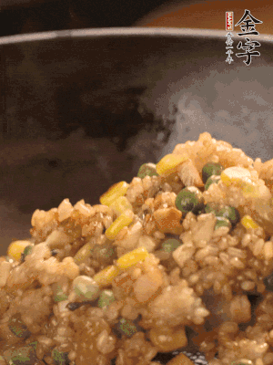 再下糯米，1勺蠔油、2勺生抽調(diào)味翻炒均勻。