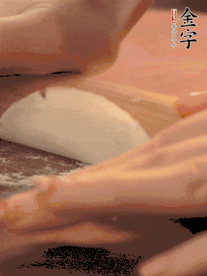 餃子皮邊緣搟薄，整體搟成1.5倍大小。