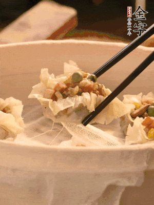 包好的燒賣放在蒸籠上，水開后蒸8分鐘左右。