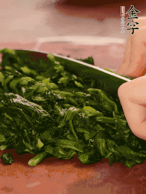 洗凈的菠菜加鹽焯水，撈出晾涼后攥干切碎。胡蘿卜切細(xì)絲。金字烤腸切園片。