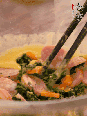 雞蛋、面粉、玉米油攪拌到無顆粒狀態(tài)。再加入菠菜、胡蘿卜、烤腸。少許鹽調(diào)味。