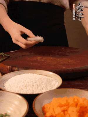 胡蘿卜去皮切丁。蝦仁切小塊。糯米提前浸泡半天。