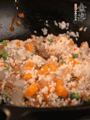 加入糯米翻炒均勻。最后加入蝦仁，用1勺料酒、1勺生抽、1/2勺鹽調(diào)味。