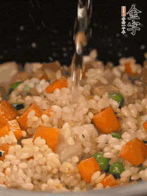 把食材轉(zhuǎn)移到電飯鍋中，倒入點(diǎn)清水，正常煮飯。