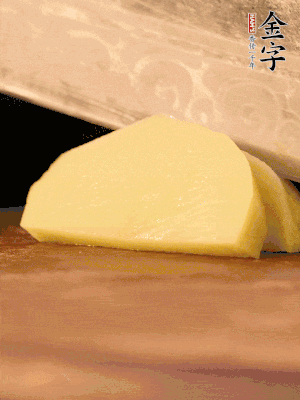 土豆去皮切丁。水開后，放入鍋中煮2-3分鐘，撈出瀝干水分。