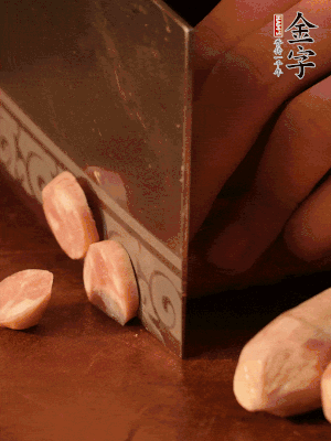 金字烤腸切圓片。