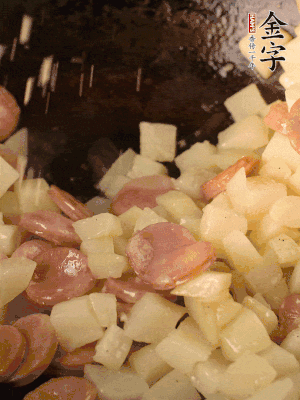 再放烤腸片煎熟。撒點(diǎn)鹽、孜然粉、辣椒面。